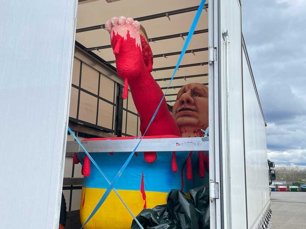 Tillys Putin-Wagen aus Kalk soll in Berlin gegnüber der russischen Botschaft aufgestellt werden